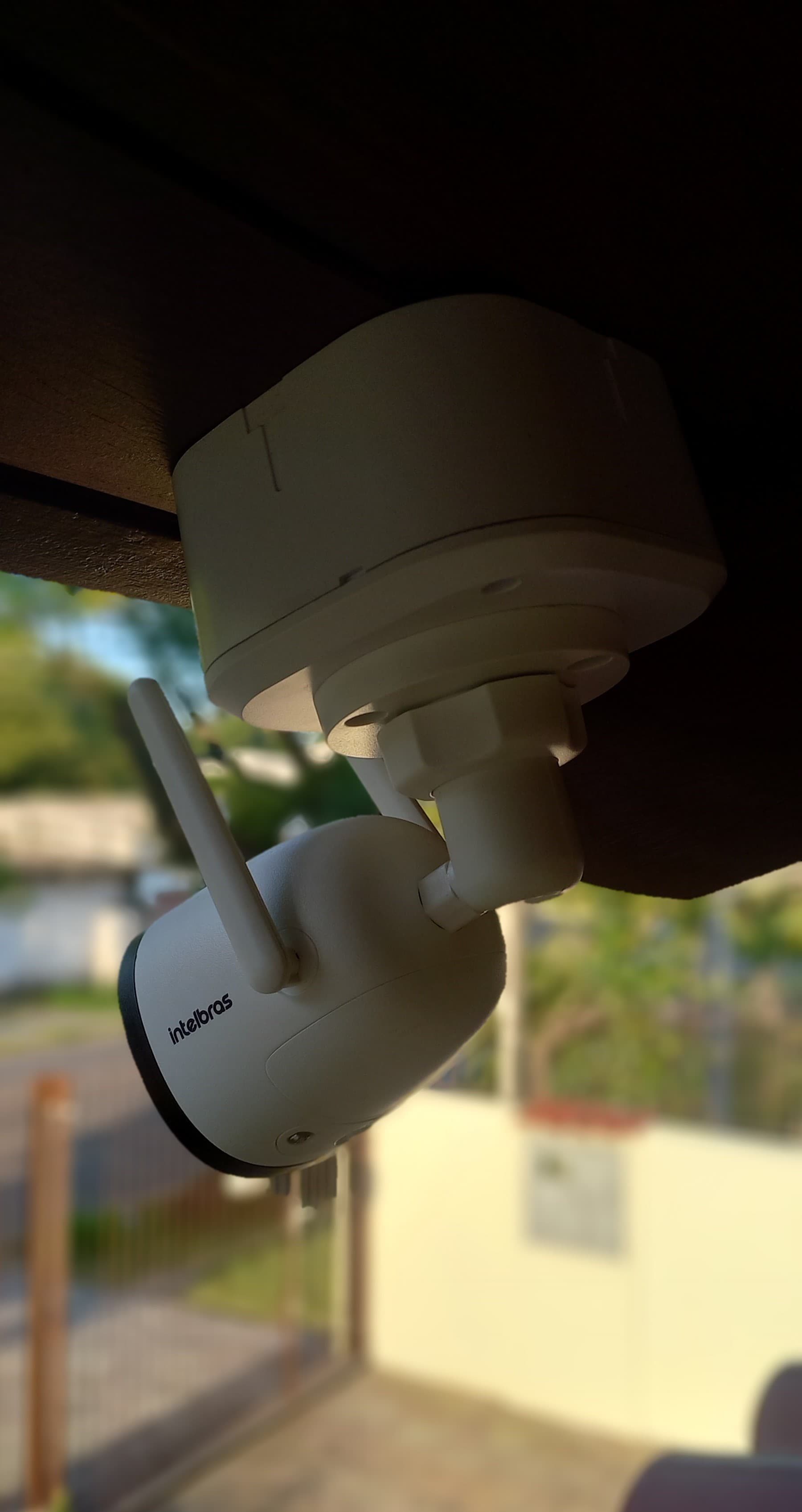 Câmera intelbras instalada no alto