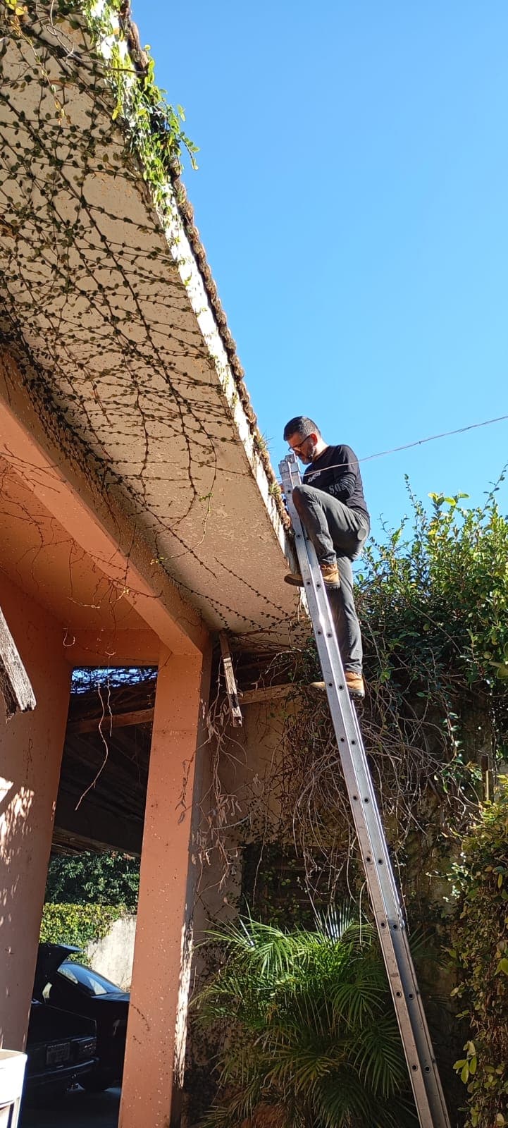 Equipe JA instalando câmera de segurança
